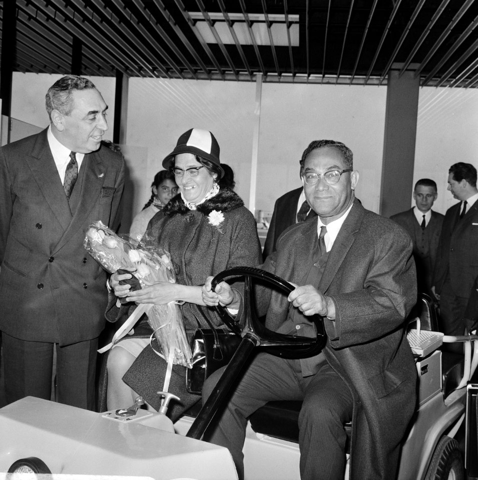 Aankomst dr. J. H. E. Ferrier , gouverneur van Suriname Schiphol. J. H. E. Ferri, Bestanddeelnr 921-1428