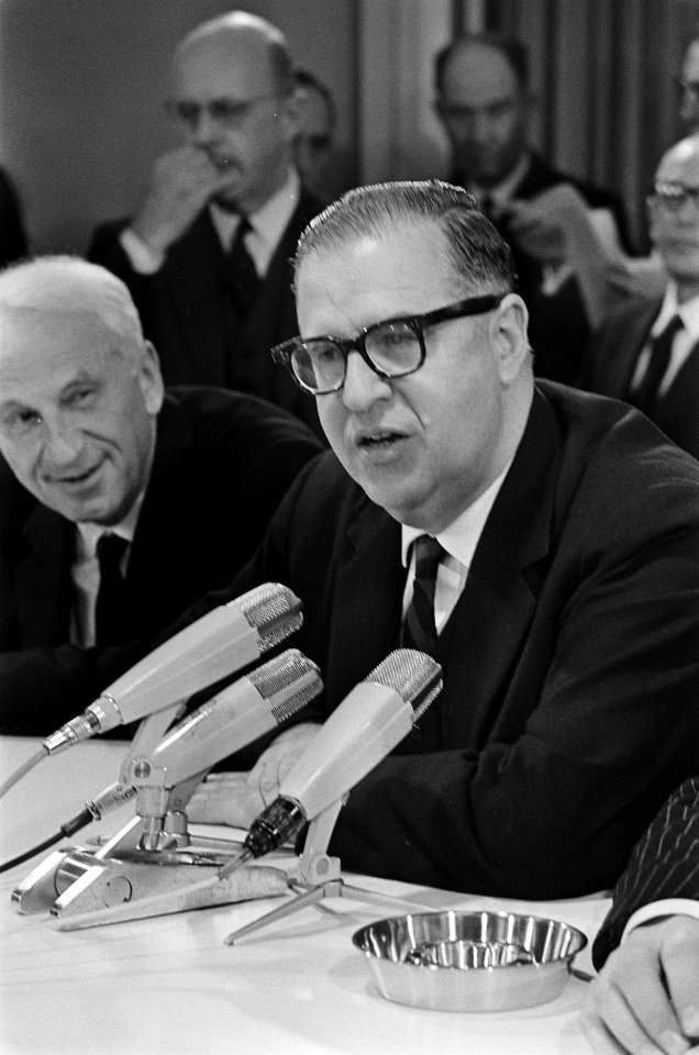 Aankomst Israelische minister van Buitenlandse Zaken Abba Eban op Schiphol, lin…, Bestanddeelnr 921-1963