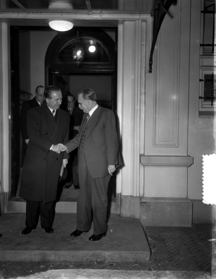 Aankomst Italiaanse minister-president, Giuseppe Pella, in Den Haag bij Dr. Dree, Bestanddeelnr 906-1291