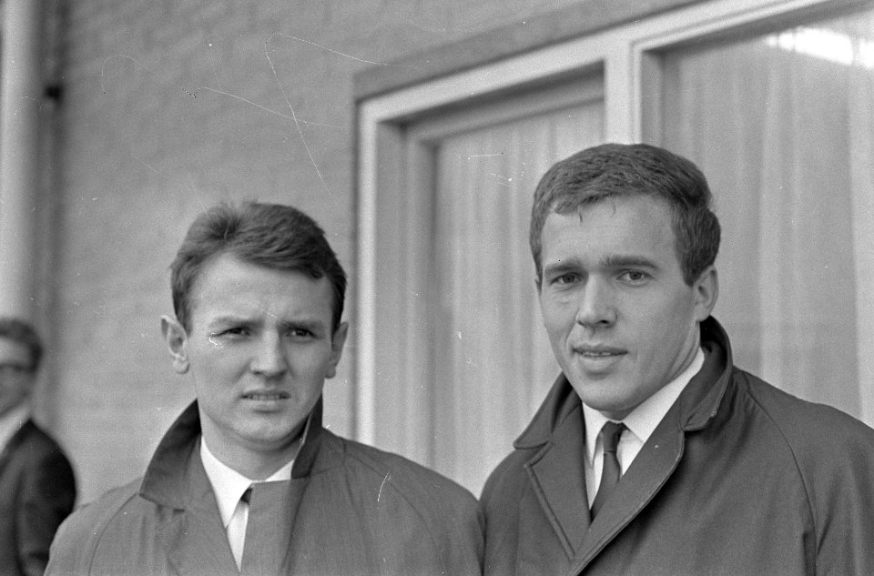 Aankomst Dukla Praag op Schiphol, links Josef Nedorost, rechts keeper Ivo Viktor, Bestanddeelnr 920-1174