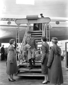 Aankomst John Jung(schlaeger) op Schiphol voor de begrafenis van zijn vader, die, Bestanddeelnr 907-7336