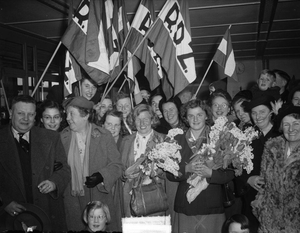 Aankomst Irma Schuhmacher en Greet Gaillard uit Australië op Schiphol, Bestanddeelnr 904-4573