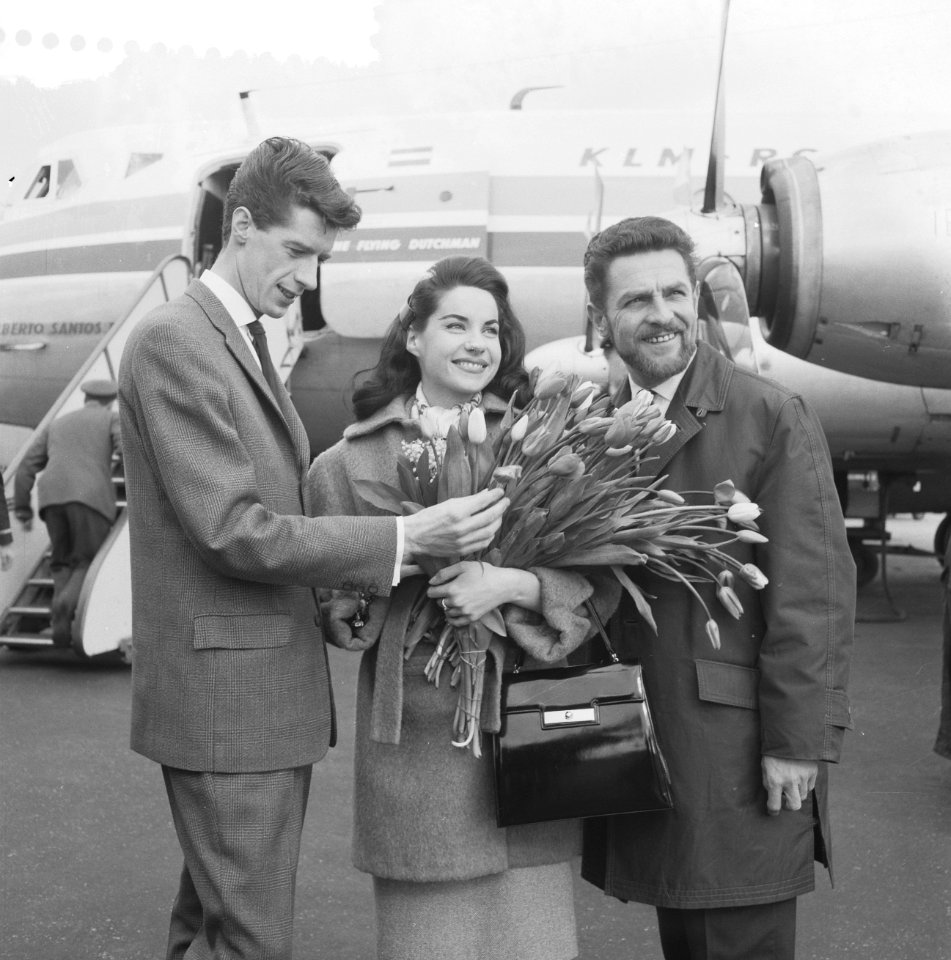 Aankomst Jacqueline Boyer op Schiphol, Rudy Carrell, Jaqueline Boyer en Wim Ibo, Bestanddeelnr 911-2003