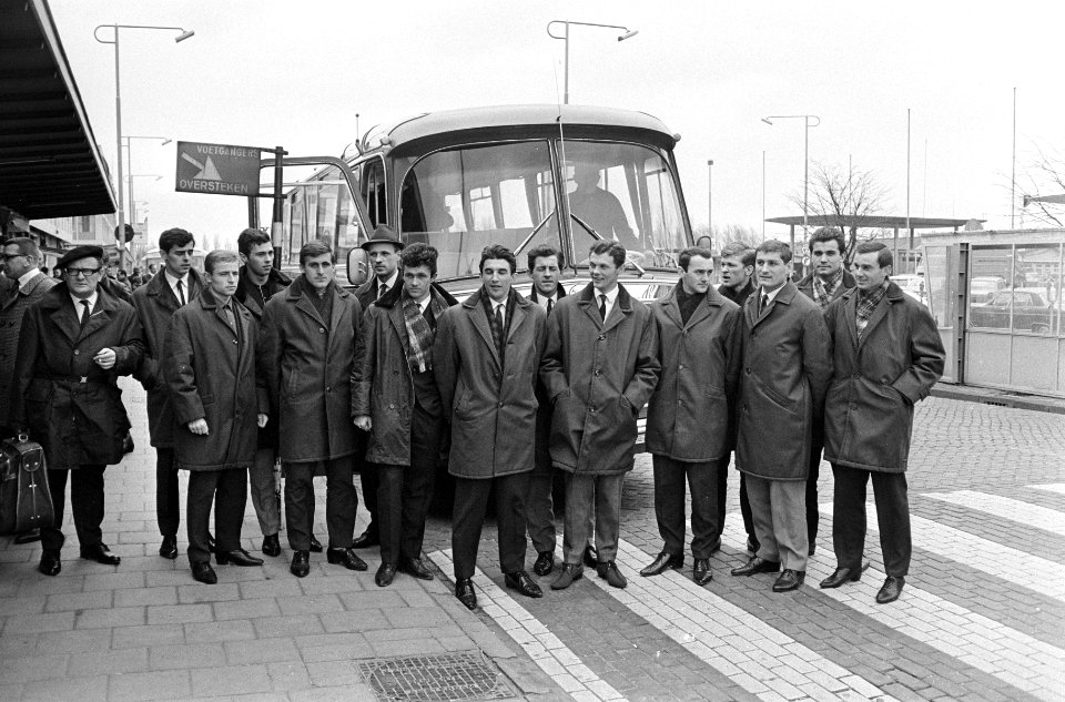 Aankomst elftal FK Inter Bratislava op Schiphol voor halve finale Intertoto tege, Bestanddeelnr 920-1172