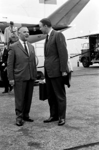 Aankomst John Ambler (echtgenoot Prinses Margaretha van Zweden) op Schiphol, rec, Bestanddeelnr 916-9198
