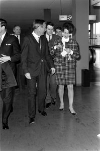 Aankomst Dr. M. Barnard op Schiphol, broer dr. C. Barnard . Dr. M. Barnard, Bestanddeelnr 921-1802