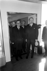 Aankomst Israelische minister van Buitenlandse Zaken Abba Eban op Schiphol, rech, Bestanddeelnr 921-1961