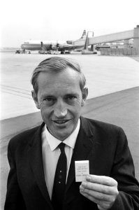 Aankomst Dr. M. Barnard op Schiphol, broer dr. C. Barnard . Dr. M. Barnard, Bestanddeelnr 921-1801
