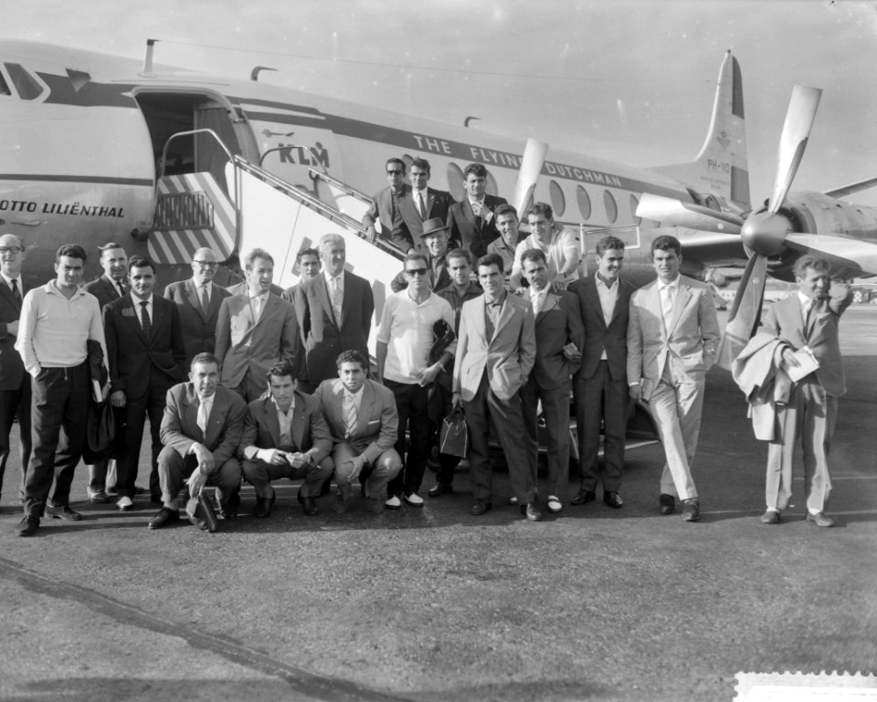 Aankomst elftal van Barcelona op Schiphol, het elftal voor het vliegtuig, Bestanddeelnr 911-5235