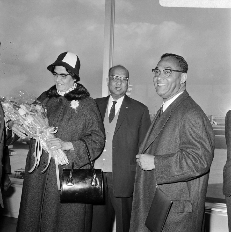 Aankomst dr. J. H. E. Ferrier , gouverneur van Suriname Schiphol. J. H. E. Ferri, Bestanddeelnr 921-1425