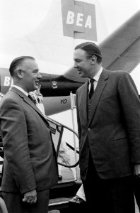 Aankomst John Ambler (echtgenoot Prinses Margaretha van Zweden) op Schiphol, rec, Bestanddeelnr 916-9197