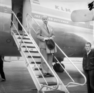 Aankomst dr Vixseborse op Schiphol uit Djakarta dr Vixseborse op de vliegtuigt, Bestanddeelnr 911-5587