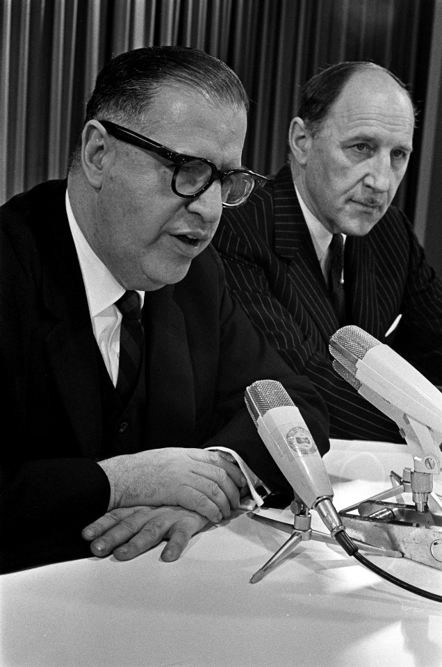 Aankomst Israelische minister van Buitenlandse Zaken Abba Eban op Schiphol, rech, Bestanddeelnr 921-1960