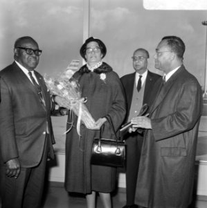 Aankomst dr. J. H. E. Ferrier , gouverneur van Suriname Schiphol. J. H. E. Ferri, Bestanddeelnr 921-1426