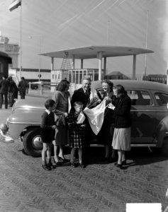 Aankomst Ds. Jansen op Schiphol met kinderen van de heer Smulders, Bestanddeelnr 903-2902