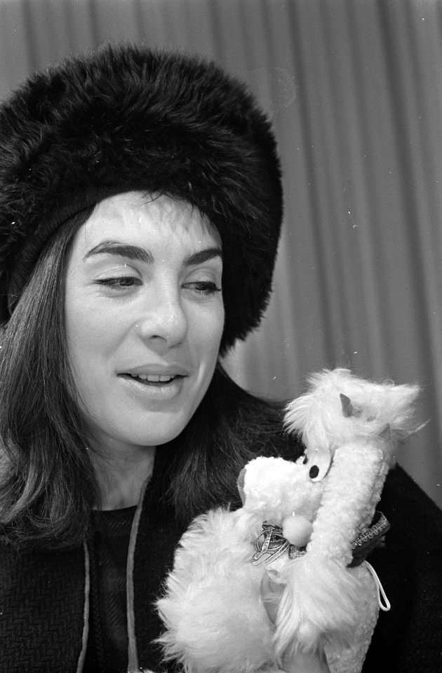 Aankomst Eleanor Bron en Dudley Moore op Schiphol, Bestanddeelnr 921-0381
