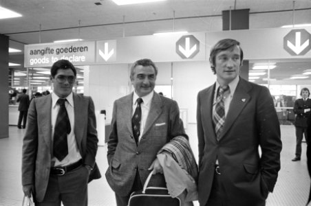 Aankomst elftal Real Madrid op Schiphol, trainer Munoz (midden) met spelers, Bestanddeelnr 926-3293
