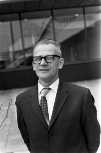 Aankomst ds. David Grenfell op Schiphol. Hier tijdens interview, Bestanddeelnr 921-1803