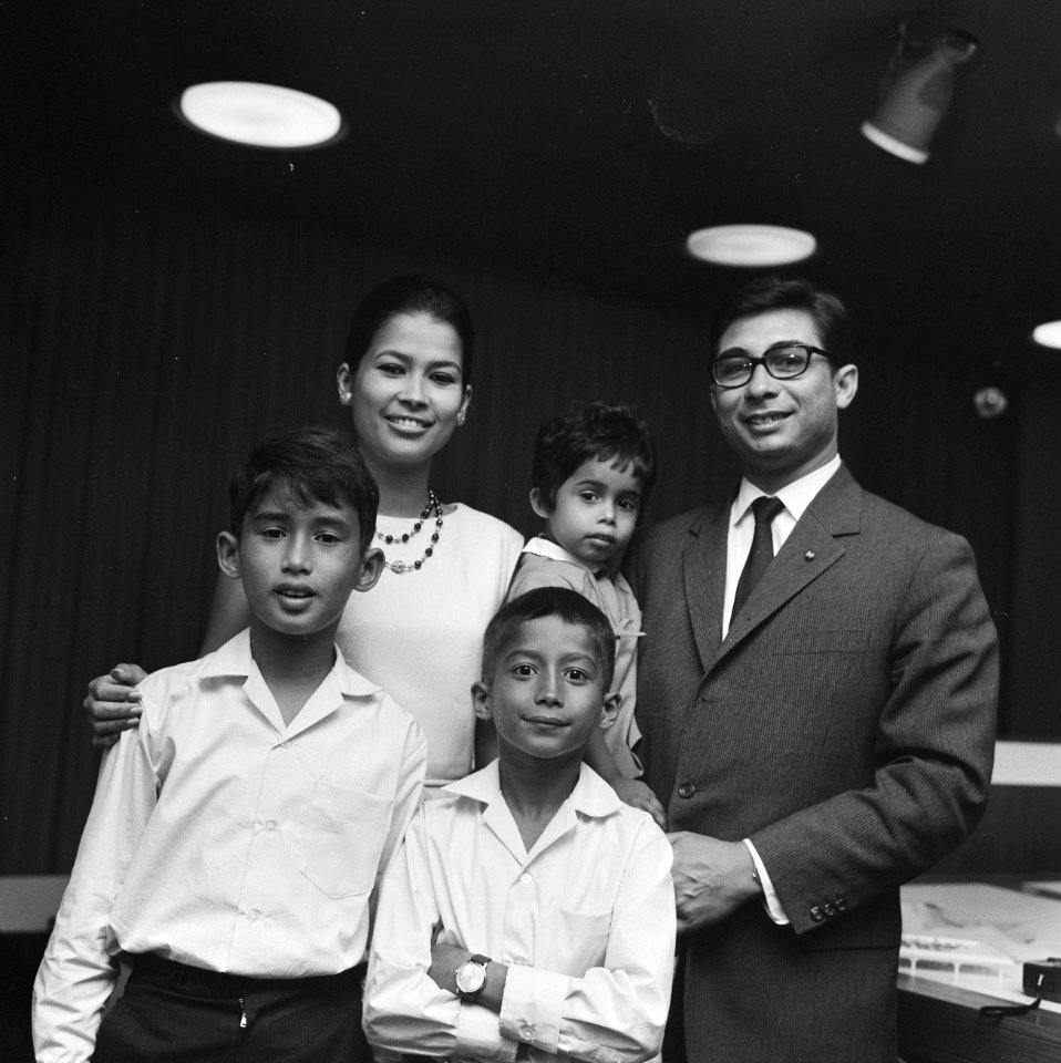 Aankomst echtgenote en kinderen van gevolmachtigd minister van Suriname Lim a Po, Bestanddeelnr 921-5193
