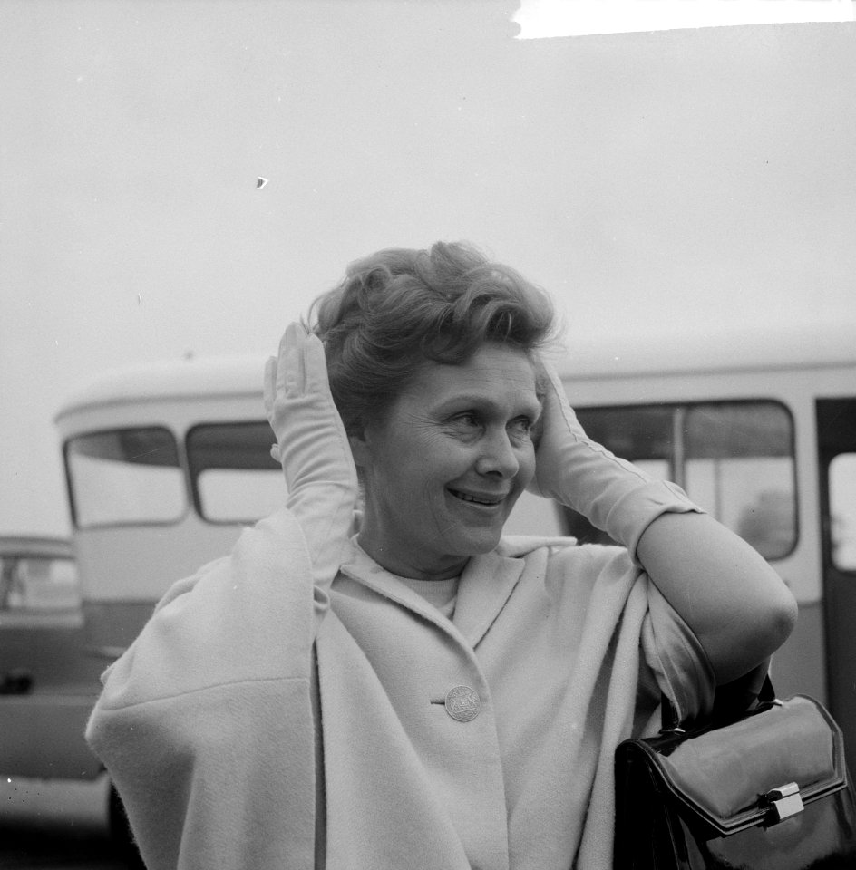 Aankomst Elisabeth Schwartzkopf (zangeres) op Schiphol, Bestanddeelnr 916-5690