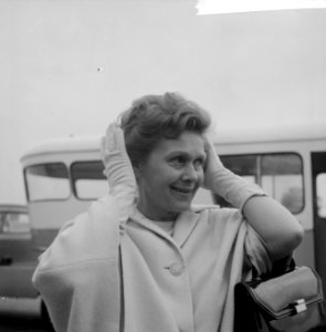 Aankomst Elisabeth Schwartzkopf (zangeres) op Schiphol, Bestanddeelnr 916-5690