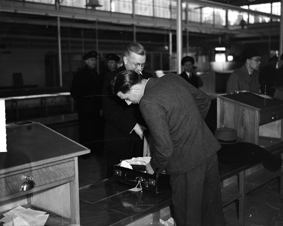 Aankomst Ds. Jansen op Schiphol met meneer Smulders, Bestanddeelnr 903-2900