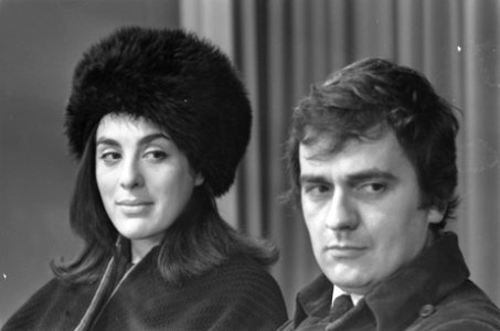 Aankomst Eleanor Bron en Dudley Moore op Schiphol (hoofdrolspelers film Bedazzle, Bestanddeelnr 921-0379