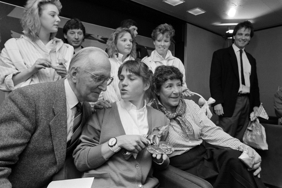 Aankomst drievoudig gouden medaille winnares Yvonne van Gennip op Schiphol, Bestanddeelnr 934-1995