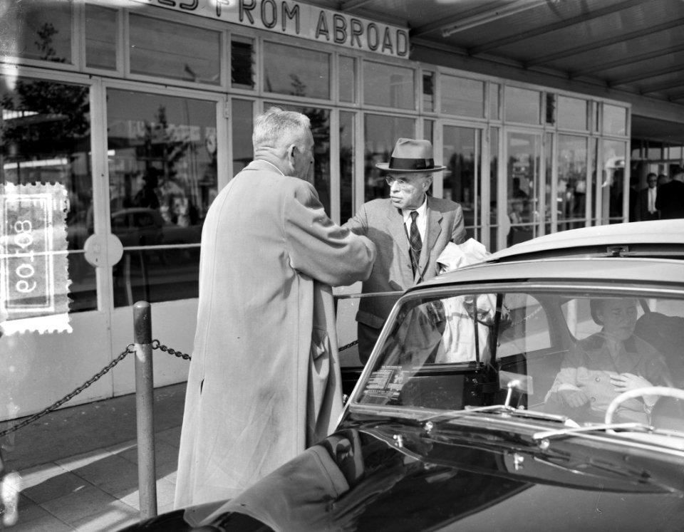 Aankomst Dr Paul White hartspecialist Eisenhower op Schiphol met dr K M Slot, Bestanddeelnr 908-0107