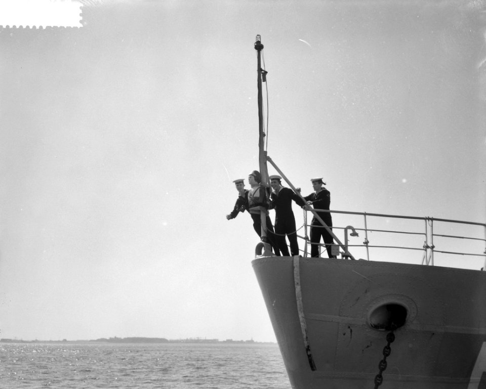 Aankomst in Den Helder van Hr. Ms. fregat Van Speijk. Schegbeeld De Loden Verrad, Bestanddeelnr 910-6107