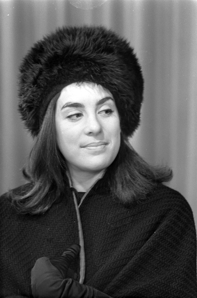 Aankomst Eleanor Bron en Dudley Moore op Schiphol, Eleanor Bron (kop), Bestanddeelnr 921-0380