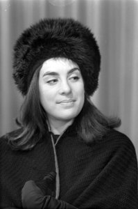 Aankomst Eleanor Bron en Dudley Moore op Schiphol, Eleanor Bron (kop), Bestanddeelnr 921-0380