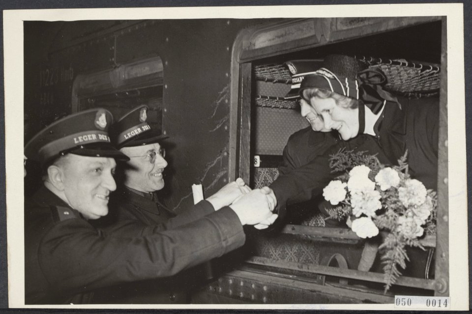 Aankomst in het Centraal Station te Amsterdam van de nieuwe commandant van het L, Bestanddeelnr 050-0014