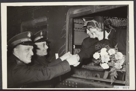 Aankomst in het Centraal Station te Amsterdam van de nieuwe commandant van het L, Bestanddeelnr 050-0014