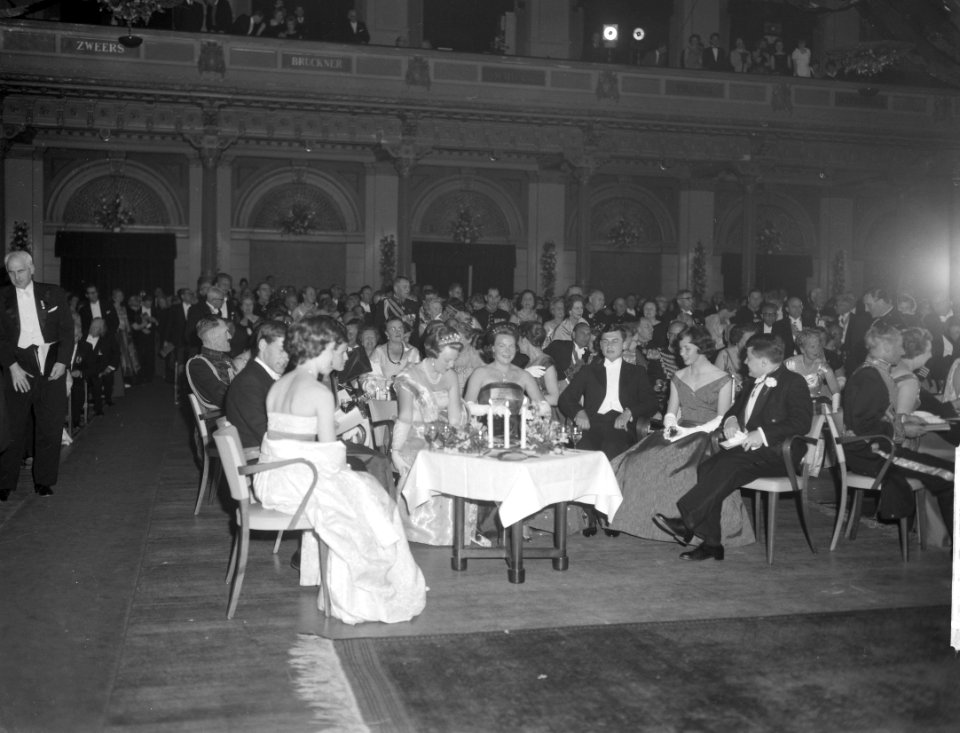 Aankomst in concertgebouw overzicht, Bestanddeelnr 913-8364