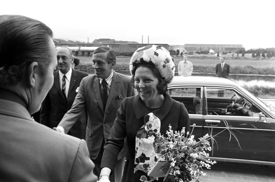 Aankomst in Oude Pekela, links achteraan de commissaris der koningin Toxopeus, Bestanddeelnr 927-9580