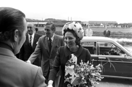 Aankomst in Oude Pekela, links achteraan de commissaris der koningin Toxopeus, Bestanddeelnr 927-9580
