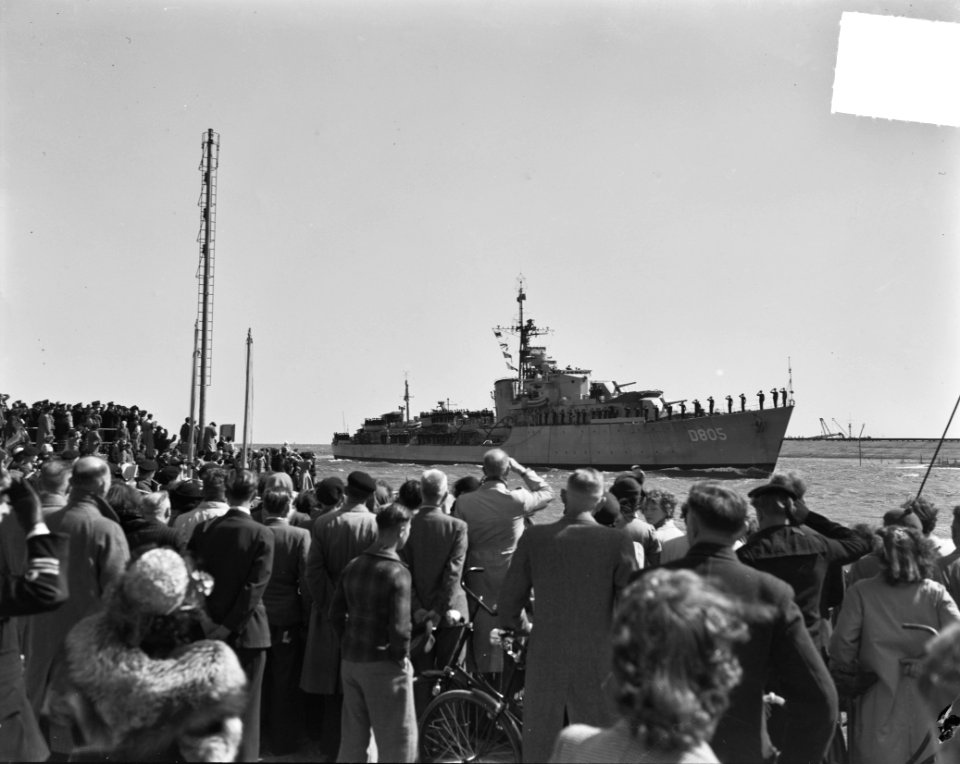 Aankomst Hr. Ms. Piet Hein te Den Helder met publiek, Bestanddeelnr 904-5625