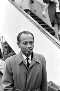 Aankomst Indonesische handelsmissie op Schiphol, nummer 7 Vice Minister N. Umarj, Bestanddeelnr 919-2097