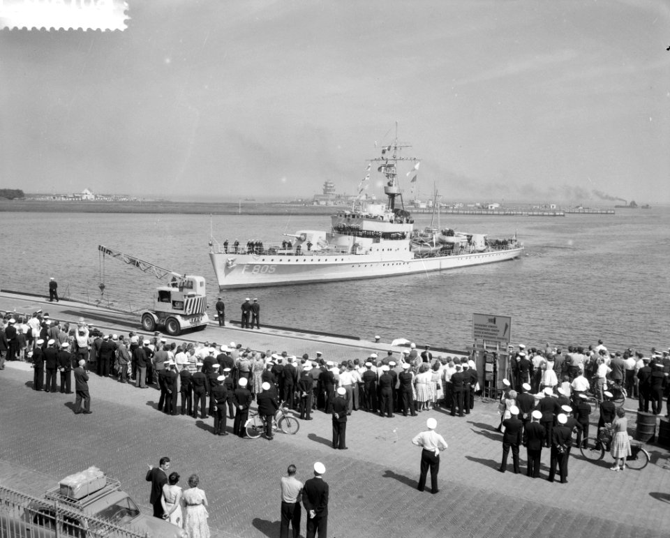Aankomst in Den Helder van Hr Ms fregat Van Speijk Van Speijk vaart langs de , Bestanddeelnr 910-6108