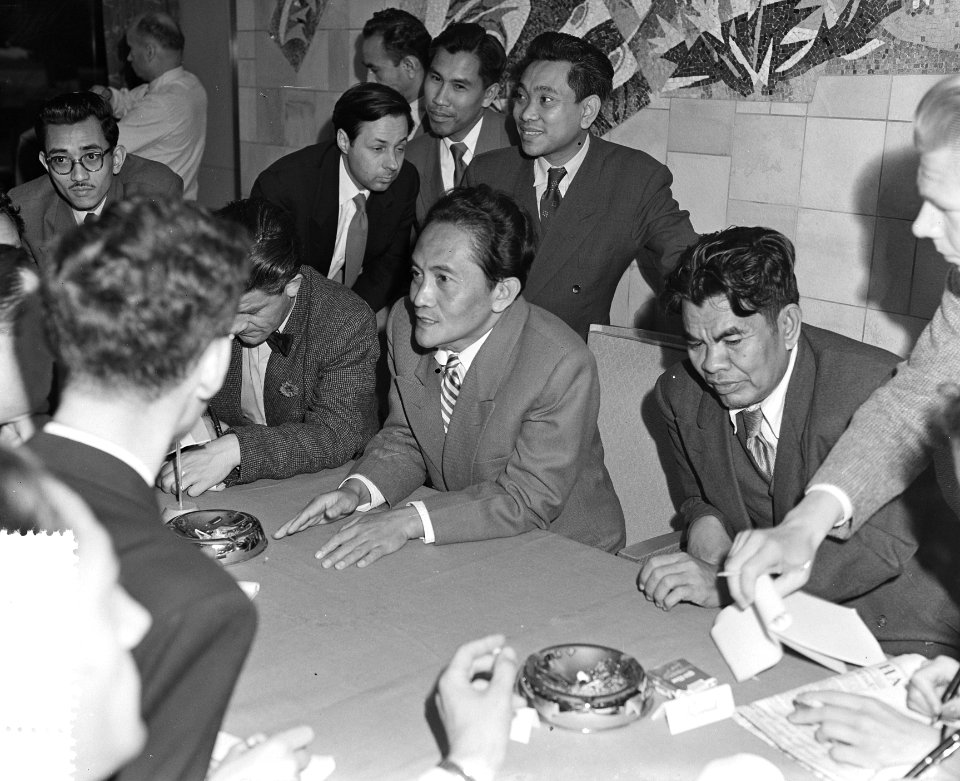 Aankomst Indonesie delegatie Schiphol, Minister Soenarjo, Bestanddeelnr 906-5428