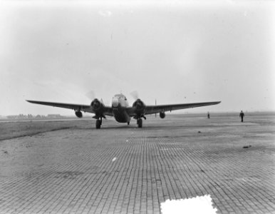 Aankomst Harpoons vliegtuig op Valkenburg, Bestanddeelnr 904-7533 photo