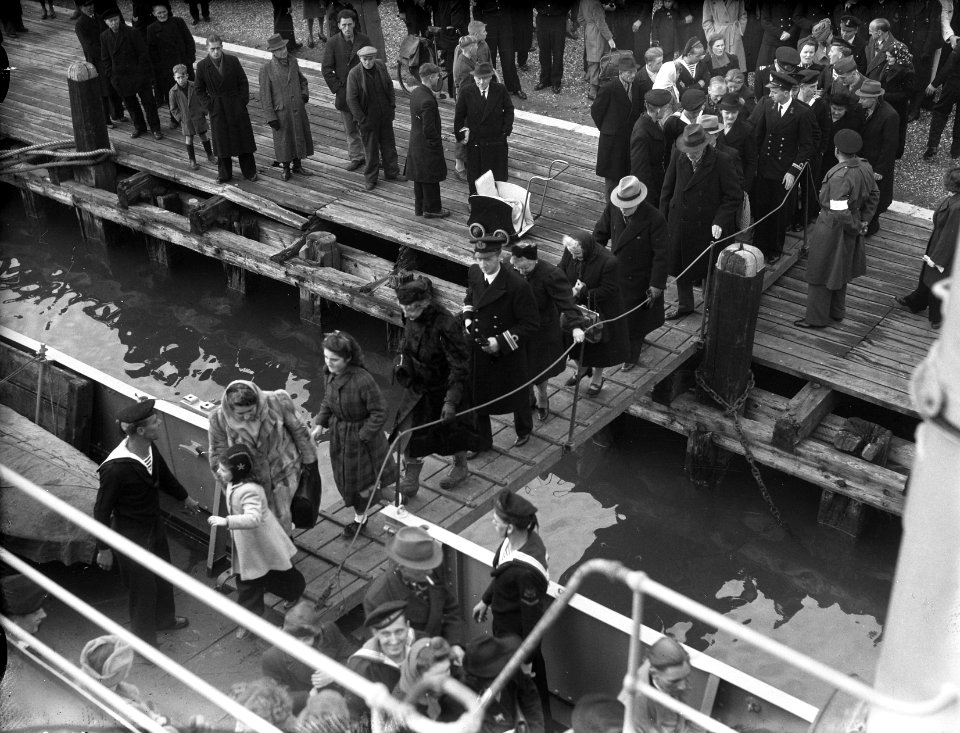Aankomst Hr. Ms. korvet Batjan op het Nieuwediep bij Den Helder, familieleden…, Bestanddeelnr 902-4563