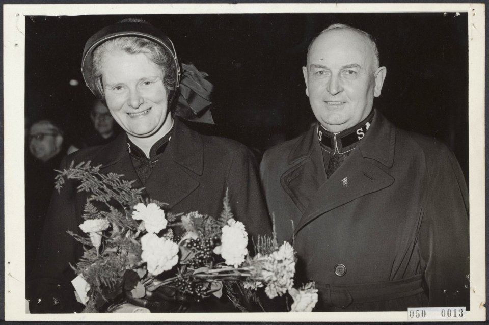 Aankomst in het Centraal Station te Amsterdam van de nieuwe commandant van het L, Bestanddeelnr 050-0013
