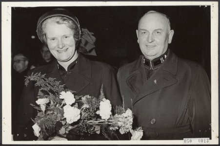 Aankomst in het Centraal Station te Amsterdam van de nieuwe commandant van het L, Bestanddeelnr 050-0013