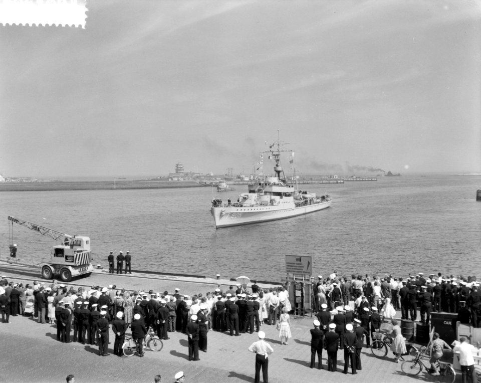 Aankomst in Den Helder van Hr Ms fregat Van Speijk Van Speijk vaart langs de , Bestanddeelnr 910-6109