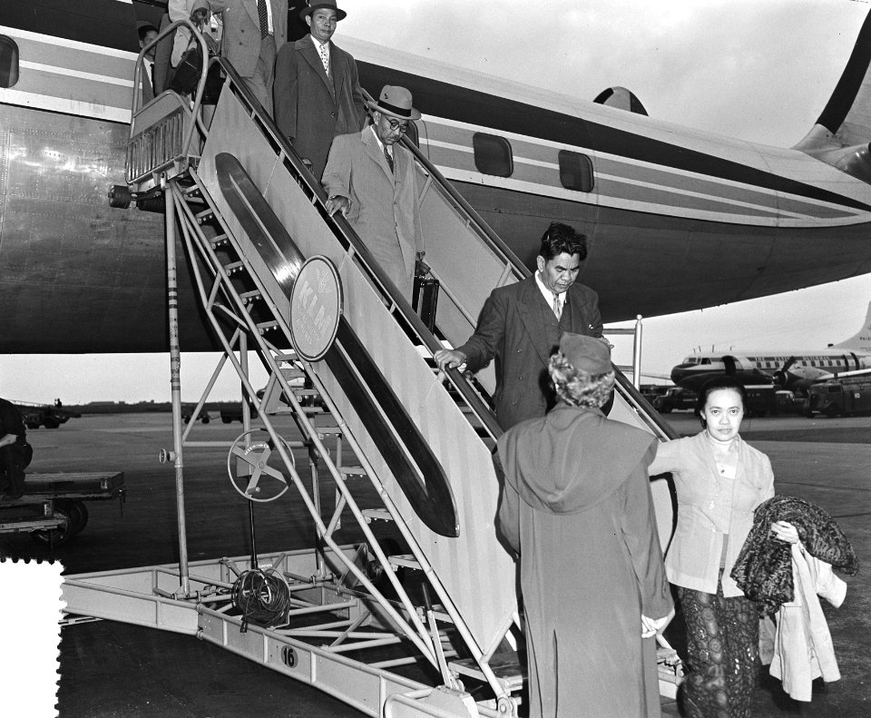 Aankomst Indonesie delegatie Schiphol, Minister Soenarjo, Bestanddeelnr 906-5427