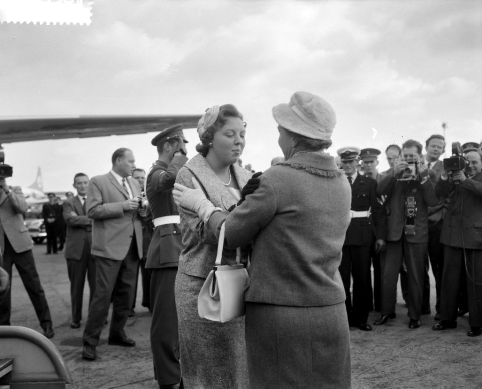 Aankomst Hare Koninklijke Hoogheid Prinses Beatrix op Schiphol uit Amerika, Hare, Bestanddeelnr 910-6938