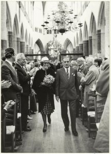 Aankomst in de Grote of St. Bavokerk van Koningin Beatrix en Prins Claus. Naast de Koningin president-kerkvoogd Vermaire. Het bezoek vond plaats i.v.m. de opening van de kerk na de restaurat, NL-HlmNHA 54002624