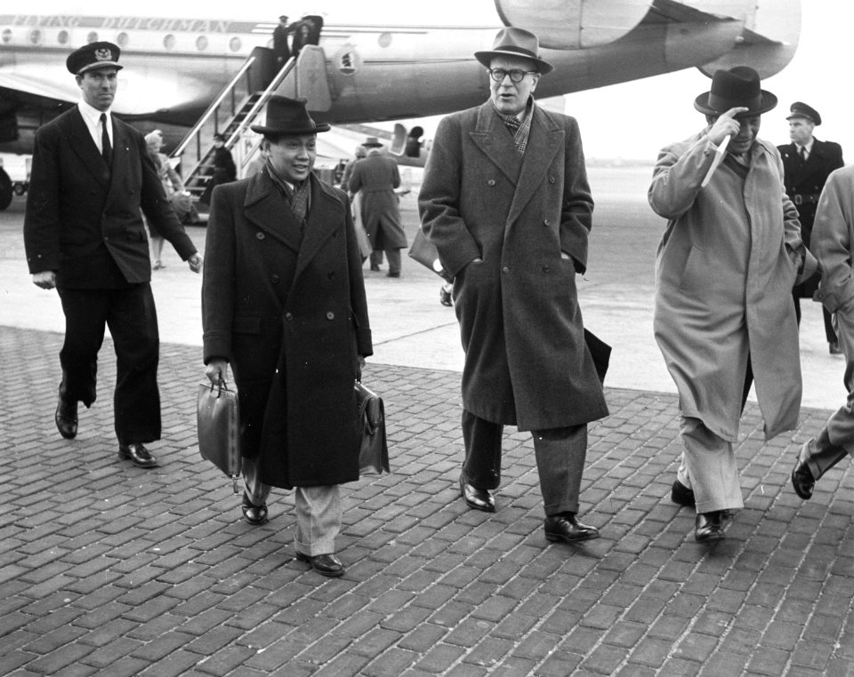 Aankomst Indonesische delegatie op Schiphol. Prof. dr. Raden Supomo en mr. Götze, Bestanddeelnr 904-8739